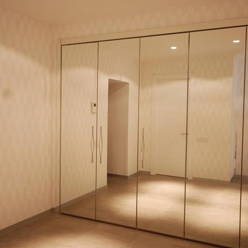 Шкаф с зеркальными фасадами и зеркальным наличником