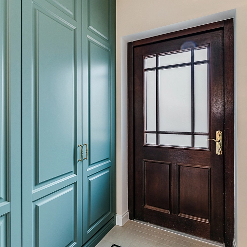 Встроенный шкаф с крашенными фасадами