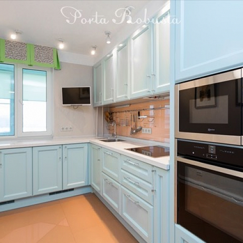 Кухня с крашенными фасадами из МДФ