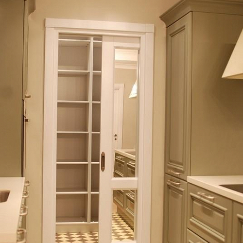 Кладовая с зеркальной дверью