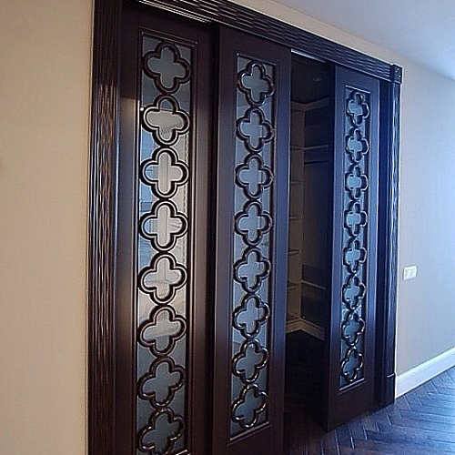 Гардеробная с раздвижными дверьми