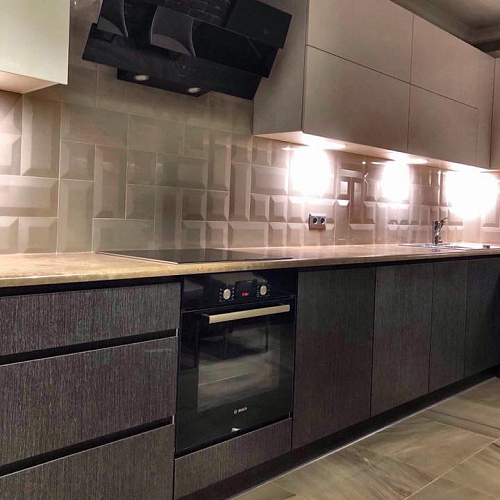 Кухня с крашенными и шпонированными фасадами