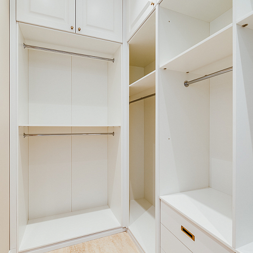 Угловая гардеробная комната