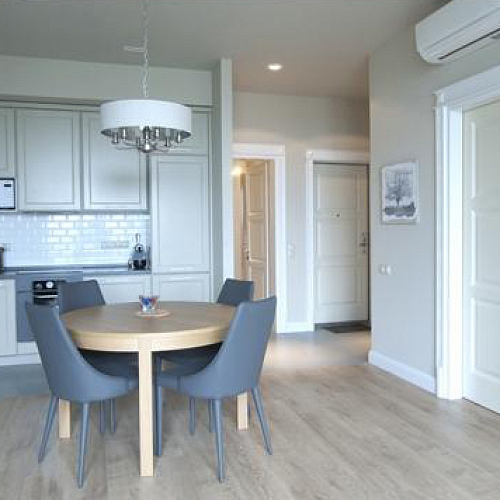 Кухня с крашенными светлыми фасадами