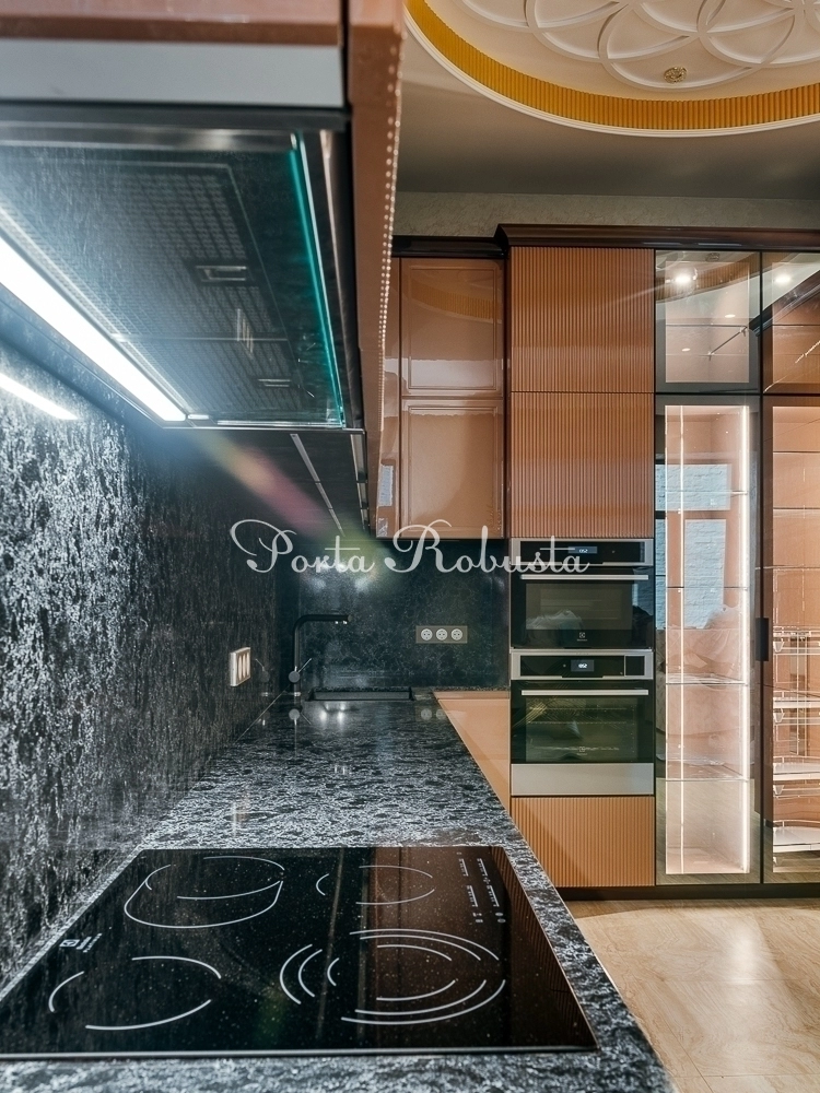 Кухня Interium Модерн.87: дизайн интерьера помещения с кирпичной стеной